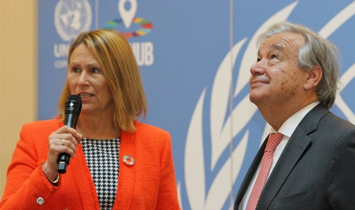 Standing with António Guterres is Grete Faremo, Head of the EOS Committee (EOS-utvalget) from 2025. She served as Executive Director of UNOPS (United Nations Office for Project Services) from 2014 to 2022, and previously as Norway’s Minister of Justice (2011–2013), Minister of Defence (2009–2011), and Minister of Oil and Energy (1996–1997) for the Labour Party. Photo: UN Photo / UNOPS / Helena Ohlsson Standing with António Guterres is Grete Faremo, Head of the EOS Committee (EOS-utvalget) from 2025. She served as Executive Director of UNOPS (United Nations Office for Project Services) from 2014 to 2022, and previously as Norway’s Minister of Justice (2011–2013), Minister of Defence (2009–2011), and Minister of Oil and Energy (1996–1997) for the Labour Party. Photo: UN Photo / UNOPS / Helena Ohlsson
