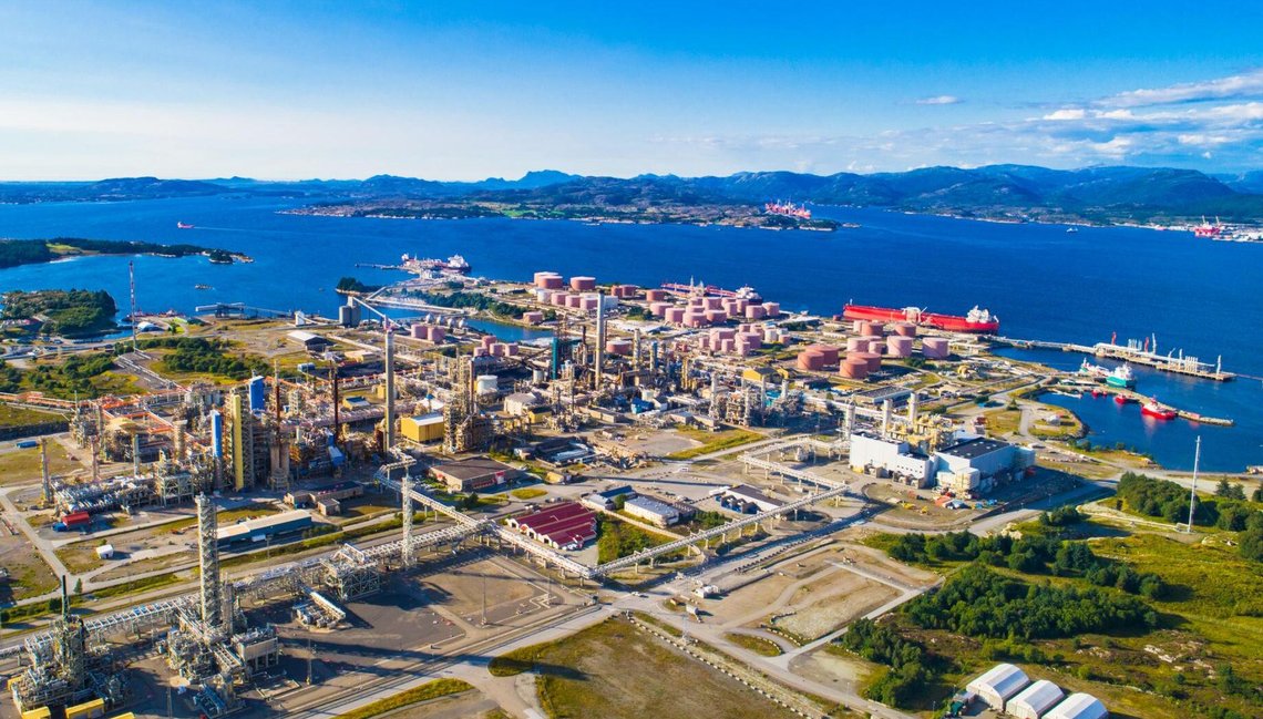 The Mongstad oil refinery and terminal in Vestland, Norway; the country’s only remaining refinery since the closure of Slagentangen in 2021. Credit: Øyvind Heen / Statoil (now Equinor) / Wikimedia Commons
Licence: Creative Commons Attribution-ShareAlike 3.0 (CC BY-SA 3.0) The Mongstad oil refinery and terminal in Vestland, Norway; the country’s only remaining refinery since the closure of Slagentangen in 2021. Credit: Øyvind Heen / Statoil (now Equinor) / Wikimedia Commons
Licence: Creative Commons Attribution-ShareAlike 3.0 (CC BY-SA 3.0)