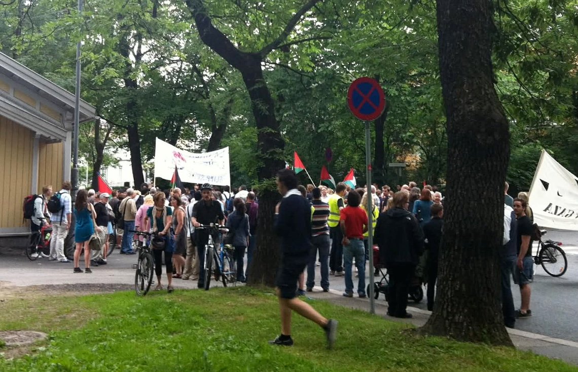 20110611 - Palestinian activists in Parkveien near the Israeli embassy in Oslo, during the "Ship to Gaza" event. Today, the crowds are considerably more Middle Eastern in composition, with the threat level remaining equally high. Photo: document.news 20110611 - Palestinian activists in Parkveien near the Israeli embassy in Oslo, during the "Ship to Gaza" event. Today, the crowds are considerably more Middle Eastern in composition, with the threat level remaining equally high. Photo: document.news