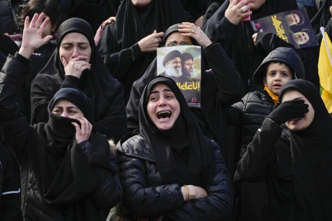 Mourners gather during a funeral procession in Beirut (illustration photo). Mourners gather during a funeral procession in Beirut (illustration photo).