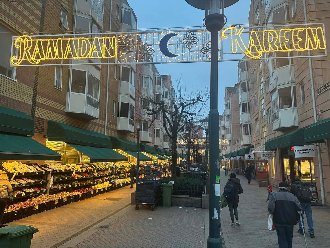 Islam is increasingly becoming Norway’s new public religion—not only in schools, kindergartens, TV, and entertainment culture, but also in public spaces. This was evident when the Oslo municipality decorated for Ramadan right next to City Hall in 2025, and as seen here in the city’s Grønland district.
2026-03-09 – Photo: document.news Islam is increasingly becoming Norway’s new public religion—not only in schools, kindergartens, TV, and entertainment culture, but also in public spaces. This was evident when the Oslo municipality decorated for Ramadan right next to City Hall in 2025, and as seen here in the city’s Grønland district.
2026-03-09 – Photo: document.news