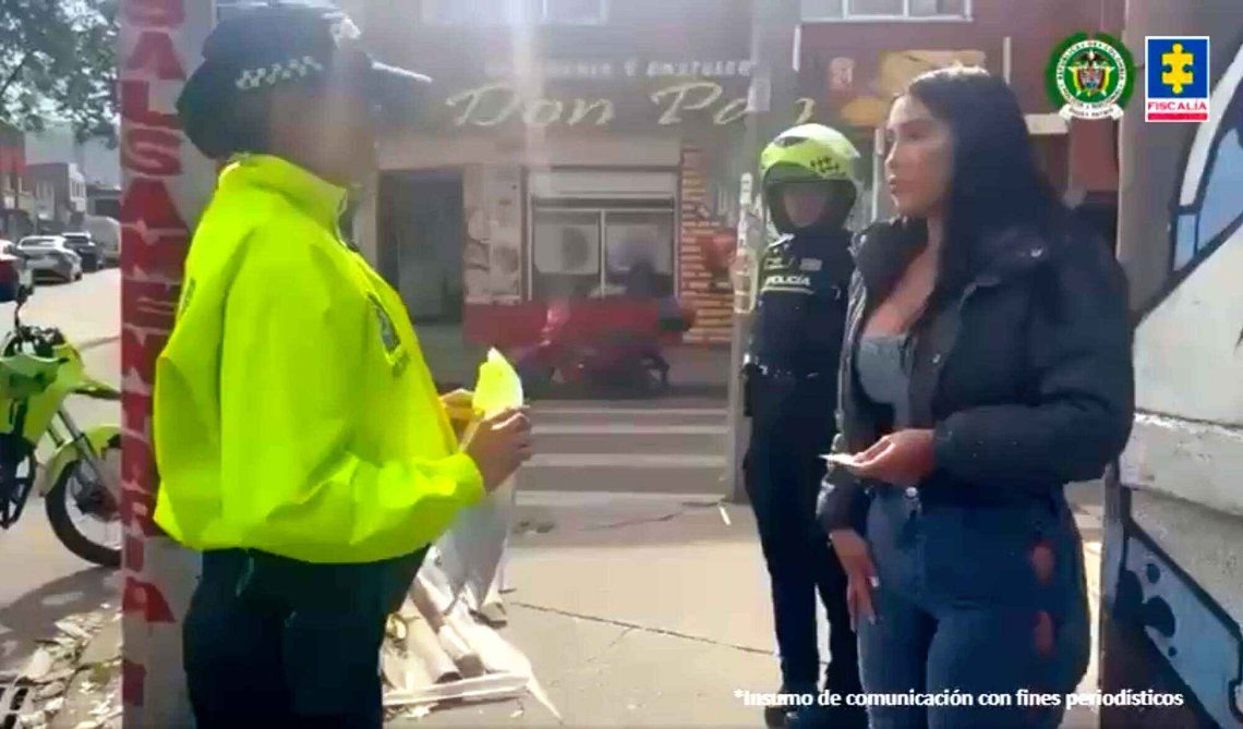 Colombian police read her rights during the arrest of Chilari Dayana Hernández Día in Bogotá earlier this year. She is one of three people arrested and charged with human trafficking to Norway. She is currently in pretrial detention. Photo: Colombian Prosecutor's Office / Fiscalía Colombian police read her rights during the arrest of Chilari Dayana Hernández Día in Bogotá earlier this year. She is one of three people arrested and charged with human trafficking to Norway. She is currently in pretrial detention. Photo: Colombian Prosecutor's Office / Fiscalía