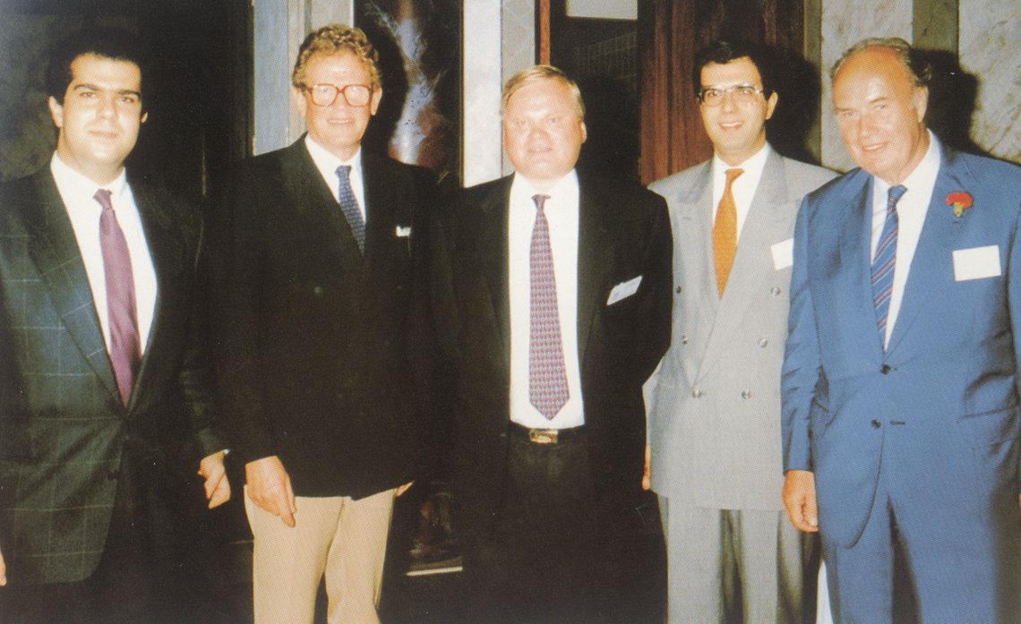 John Fredriksen (centre) at a meeting with Greek shipowners in 1989. Photo: Public domain / Wikimedia Commons John Fredriksen (centre) at a meeting with Greek shipowners in 1989. Photo: Public domain / Wikimedia Commons