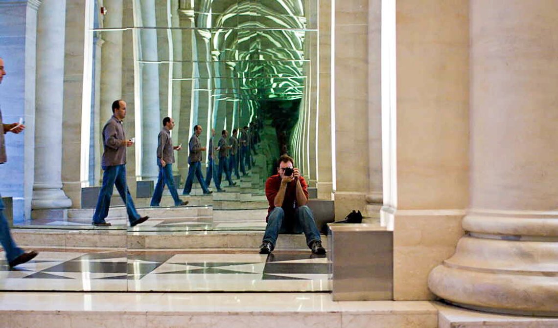 Think your space feels cramped? Placing mirrors opposite each other can create an illusion of more room. Photo: Josh Staiger / Wikimedia Commons (CC BY 2.0) Think your space feels cramped? Placing mirrors opposite each other can create an illusion of more room. Photo: Josh Staiger / Wikimedia Commons (CC BY 2.0)