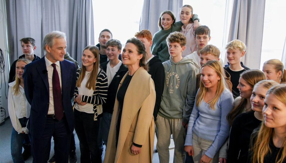 le)
Prime Minister Jonas Gahr Støre meets young people during an official visit in Norway. Photo: Regjeringen.no / Statsministerens kontor le)
Prime Minister Jonas Gahr Støre meets young people during an official visit in Norway. Photo: Regjeringen.no / Statsministerens kontor