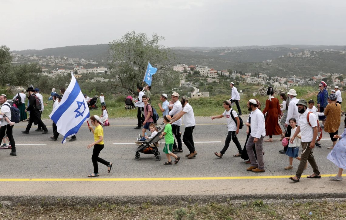Israeli settler families and children marching with Israeli flags in Judea/Samaria. Photo: Wikimedia Commons CC BY-SA. Israeli settler families and children marching with Israeli flags in Judea/Samaria. Photo: Wikimedia Commons CC BY-SA.