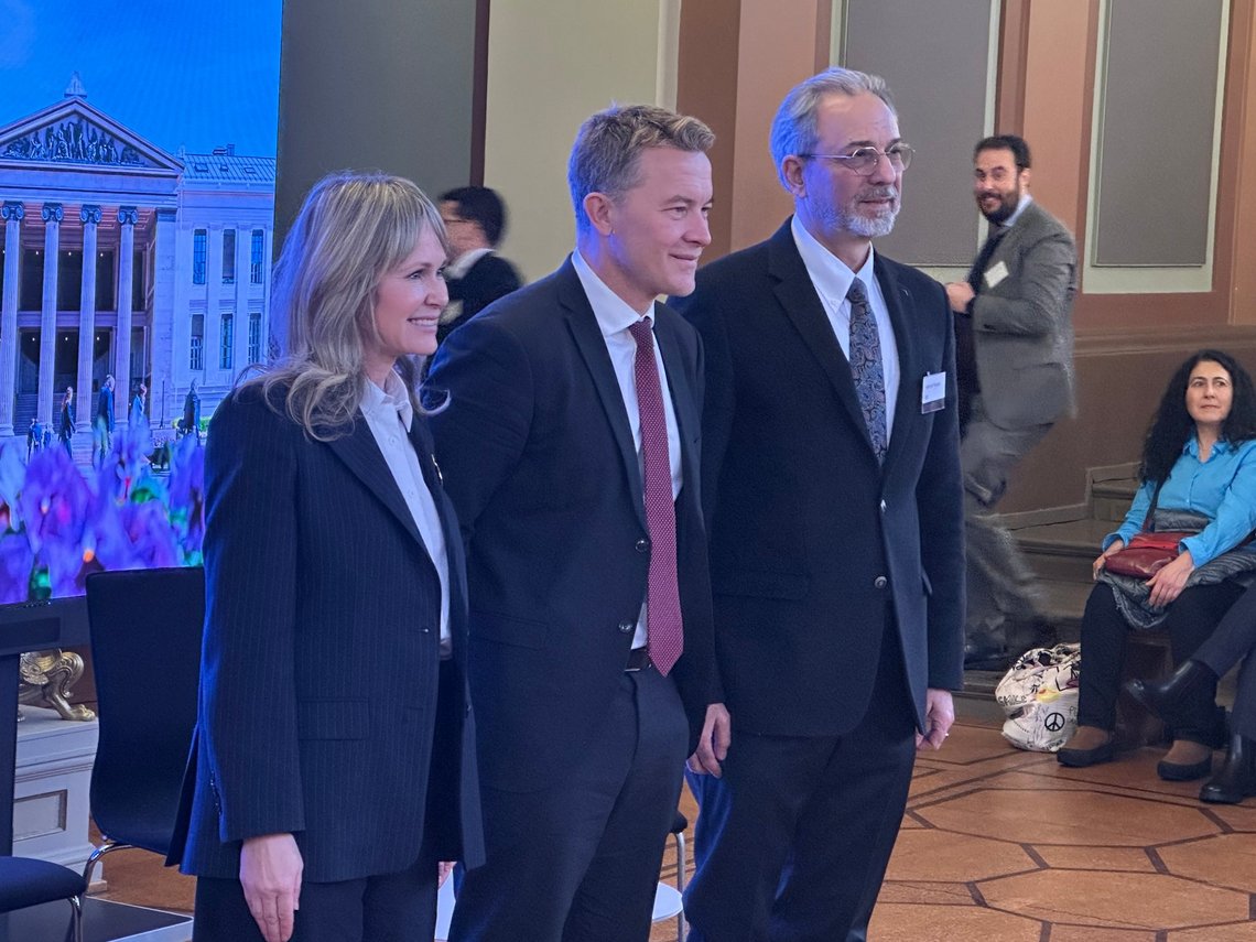 14 January 2026 – The Ministry of Foreign Affairs hosts a conference in the University of Oslo’s Gamle Festsal on a resolution against intolerance in Norway. From left: the Mayor of Oslo Anne Lindboe, centre: Andreas Motzfeldt Kravik, and right: H.E. Mehmet, Special Envoy of the OIC (Org. of Islamic Cooperation) Secretary-General for Combating Islamophobia. Photo: Document.news 14 January 2026 – The Ministry of Foreign Affairs hosts a conference in the University of Oslo’s Gamle Festsal on a resolution against intolerance in Norway. From left: the Mayor of Oslo Anne Lindboe, centre: Andreas Motzfeldt Kravik, and right: H.E. Mehmet, Special Envoy of the OIC (Org. of Islamic Cooperation) Secretary-General for Combating Islamophobia. Photo: Document.news