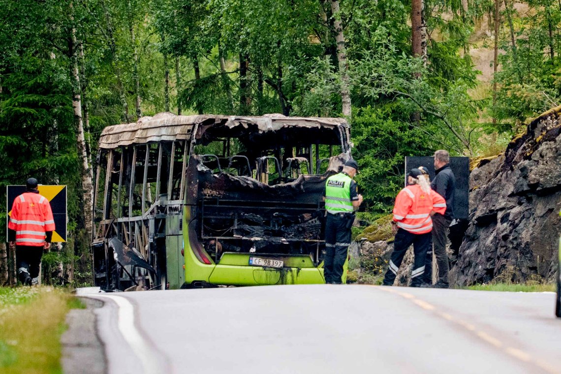 Three passengers were injured, one of whom later died, in the fire set by “Valon” (15), who had attempted to set the bus alight three times from the inside before succeeding. Yet the Director of Public Prosecutions (Riksadvokaten) stated, controversially, that this had not been proven and reduced the charges. The child welfare services, for their part, are not permitted to share information about their clients with the police. Three passengers were injured, one of whom later died, in the fire set by “Valon” (15), who had attempted to set the bus alight three times from the inside before succeeding. Yet the Director of Public Prosecutions (Riksadvokaten) stated, controversially, that this had not been proven and reduced the charges. The child welfare services, for their part, are not permitted to share information about their clients with the police.