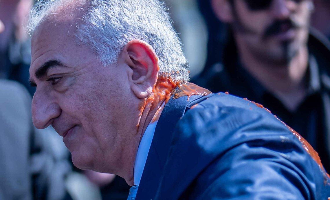 Reza Pahlavi with stains on his suit and neck after having been attacked in Berlin on 23 April 2026. Reza Pahlavi with stains on his suit and neck after having been attacked in Berlin on 23 April 2026.