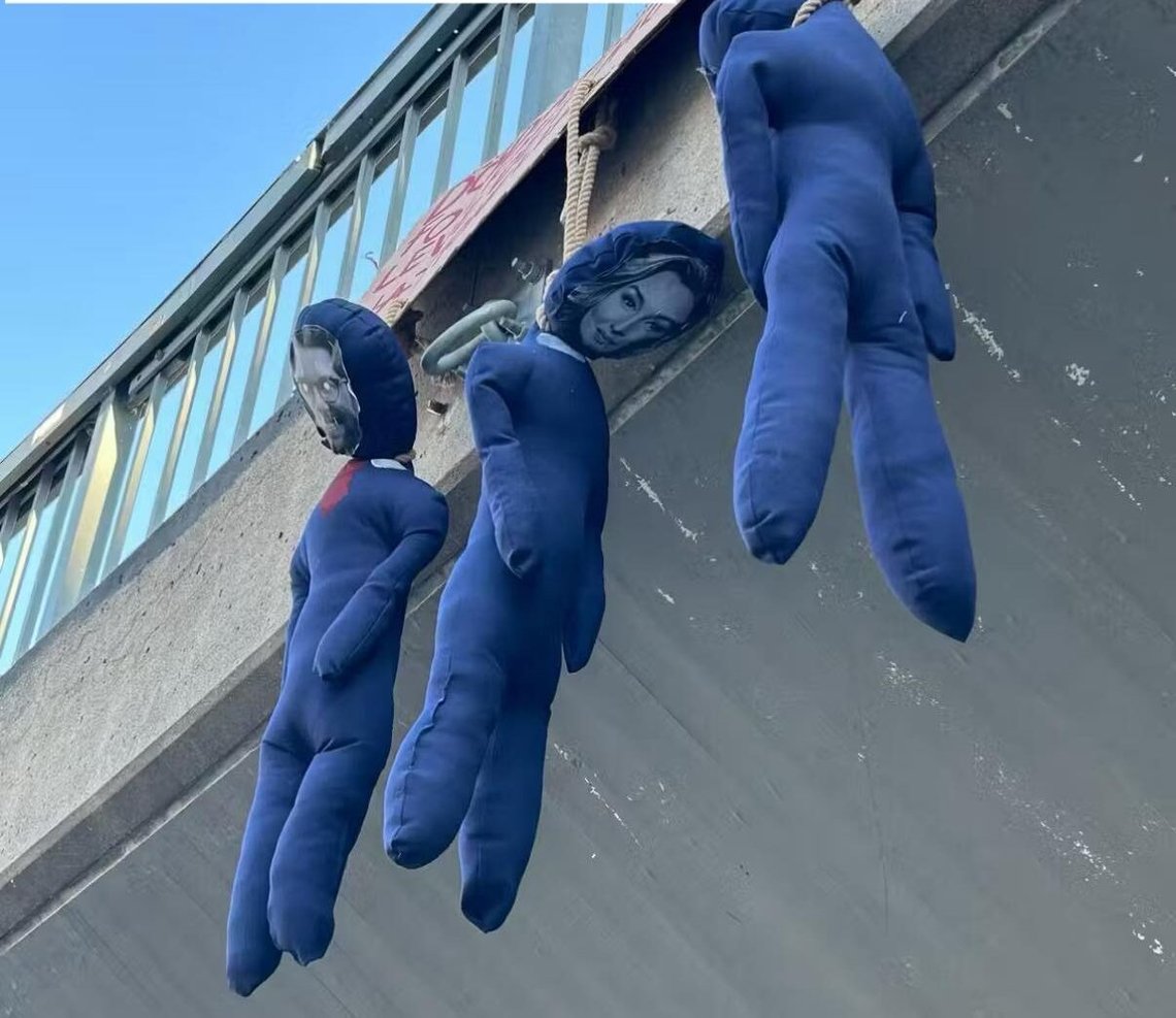As part of the protests against Reza Pahlavi's visit to Sweden, three dolls depicting the Crown Prince and the party leaders of (KD) and (SD) were hanged at Sergels Square. Photo: Screenshot Facebook As part of the protests against Reza Pahlavi's visit to Sweden, three dolls depicting the Crown Prince and the party leaders of (KD) and (SD) were hanged at Sergels Square. Photo: Screenshot Facebook