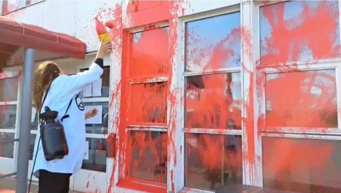 The activists sprayed red paint at the airport "for the climate". Photo: Screenshot Facebook The activists sprayed red paint at the airport "for the climate". Photo: Screenshot Facebook