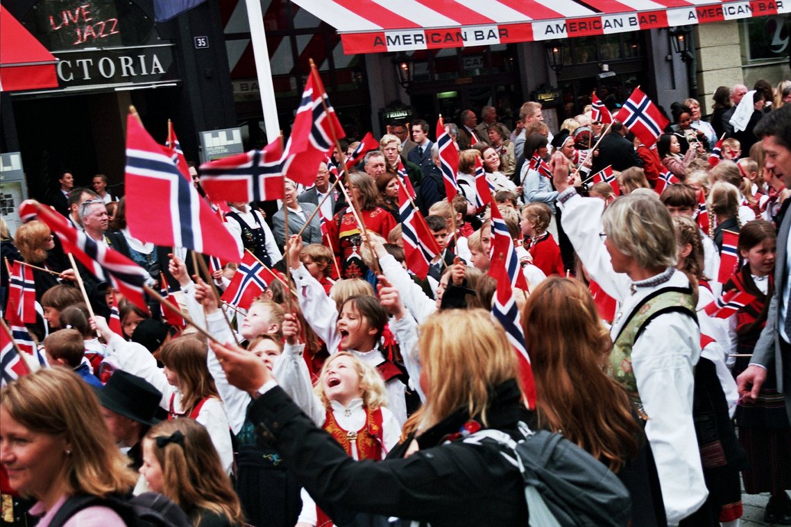 Children in traditional Norwegian bunads waving flags during the 17th of May Constitution Day parade in Oslo.
Photo: Wikipedia; Unknown / Editorial use (stock image) Children in traditional Norwegian bunads waving flags during the 17th of May Constitution Day parade in Oslo.
Photo: Wikipedia; Unknown / Editorial use (stock image)