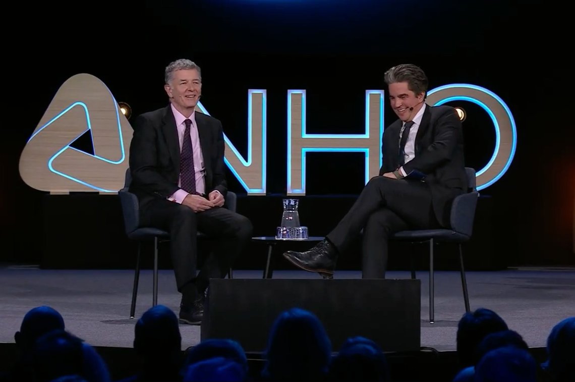 20260107: Sir Richard Moore and moderator Kristoffer Rønneberg during NHO’s annual conference at Nova Spektrum in Lillestrøm. 20260107: Sir Richard Moore and moderator Kristoffer Rønneberg during NHO’s annual conference at Nova Spektrum in Lillestrøm.