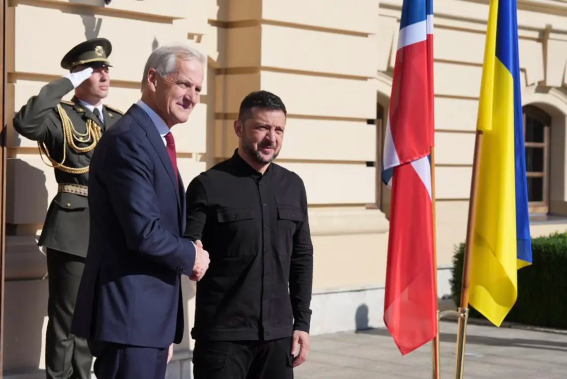 President Zelensky welcoming Prime Minister Støre. Photo: Oleksandr Techynskyi / Norwegian Embassy in Kyiv. President Zelensky welcoming Prime Minister Støre. Photo: Oleksandr Techynskyi / Norwegian Embassy in Kyiv.