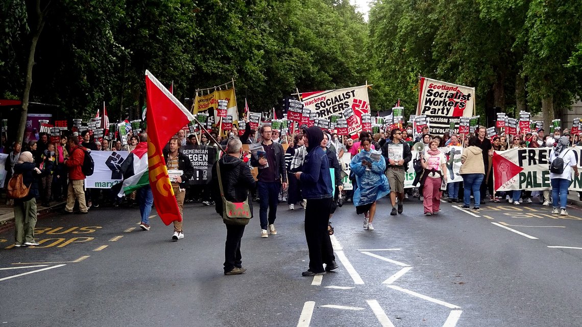 Left-wing demonstrators in central London on Saturday publicly called for the murder of Tommy Robinson, with slogans such as “Shoot him in the neck like Charlie Kirk”. Left-wing demonstrators in central London on Saturday publicly called for the murder of Tommy Robinson, with slogans such as “Shoot him in the neck like Charlie Kirk”.