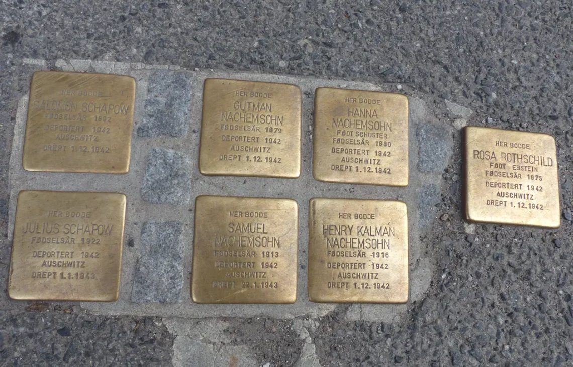 Snublesteiner (Stolpersteine) in Norway commemorating Jewish victims deported to Auschwitz during the Holocaust. Photo: Public domain / Wikimedia Commons. Snublesteiner (Stolpersteine) in Norway commemorating Jewish victims deported to Auschwitz during the Holocaust. Photo: Public domain / Wikimedia Commons.