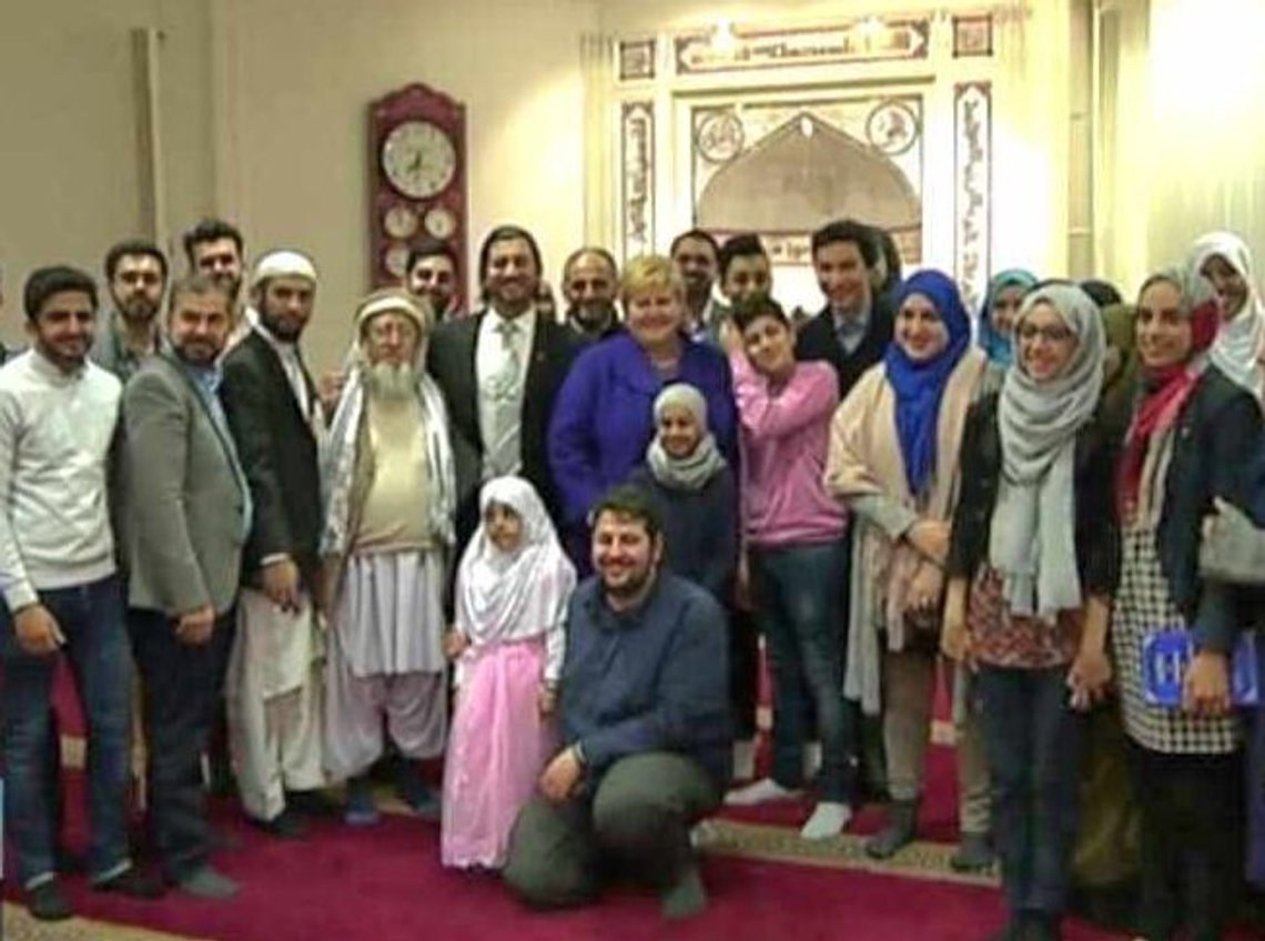 Erna Solberg, Prime Minister of Norway from 2013 to 2021, visits a mosque. Photo: Video still. Erna Solberg, Prime Minister of Norway from 2013 to 2021, visits a mosque. Photo: Video still.