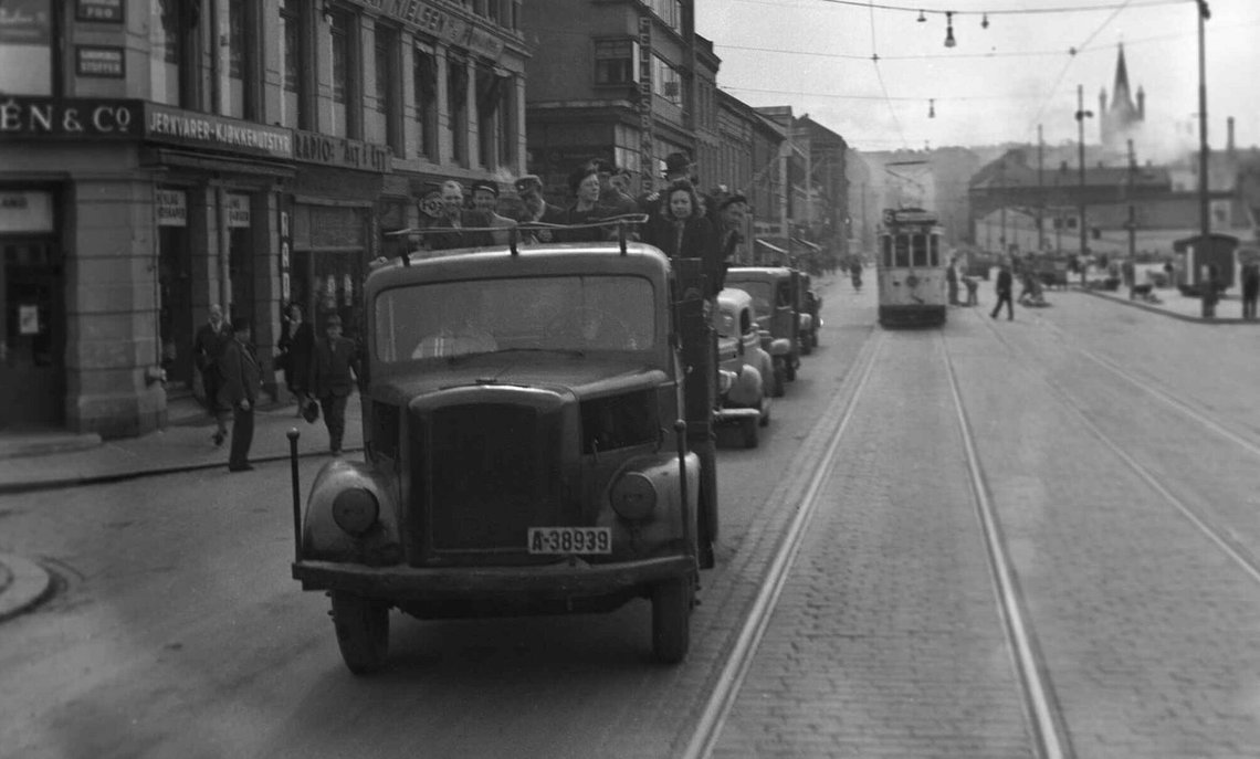 Oslo, 21 June 1945. The post-war treason trials. Arrested “Quislings and German girls” on their way to court, riding on the back of a lorry. Oslo, 21 June 1945. The post-war treason trials. Arrested “Quislings and German girls” on their way to court, riding on the back of a lorry.