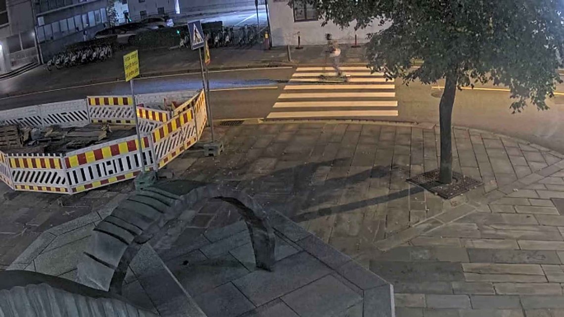 CCTV shows Hamse Ali on an electric scooter in central Bergen at the exact time he claims he was assaulted by six white racists in a park. On 28 May, the Gulating Court of Appeal sentenced Ali to 45 days in prison. Photo: Police CCTV shows Hamse Ali on an electric scooter in central Bergen at the exact time he claims he was assaulted by six white racists in a park. On 28 May, the Gulating Court of Appeal sentenced Ali to 45 days in prison. Photo: Police