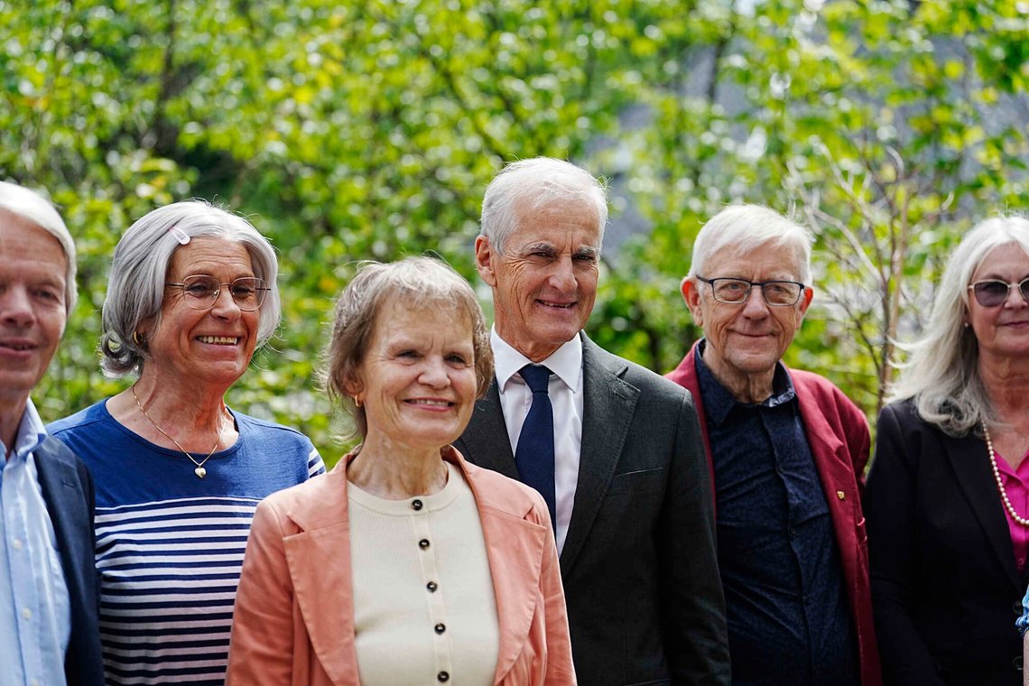 Oslo 20260608. Statsminister Jonas Gahr Støre (Ap) med inviterte gjester til lunsj i forbindelse med Pride. Lunsjen har tema skeive eldre og møtet deres med alderdom og omsorgssektoren. Fra venstre: Rolv Sandra Rougnø, Ruth Eckhoff, statsminister Jonas Gahr Støre, Aasmund Robert Vik og Edith Loftheim. Oslo 20260608. Statsminister Jonas Gahr Støre (Ap) med inviterte gjester til lunsj i forbindelse med Pride. Lunsjen har tema skeive eldre og møtet deres med alderdom og omsorgssektoren. Fra venstre: Rolv Sandra Rougnø, Ruth Eckhoff, statsminister Jonas Gahr Støre, Aasmund Robert Vik og Edith Loftheim.