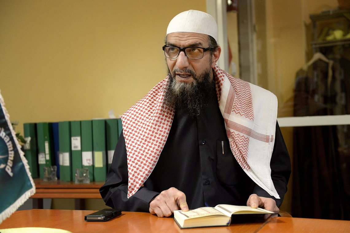 Imam Abo Raad was considered a threat to national security. At the same time, he was involved in schools that received millions from Swedish taxpayers – and used the money to finance Islamism and IS recruitment. Imam Abo Raad was considered a threat to national security. At the same time, he was involved in schools that received millions from Swedish taxpayers – and used the money to finance Islamism and IS recruitment.