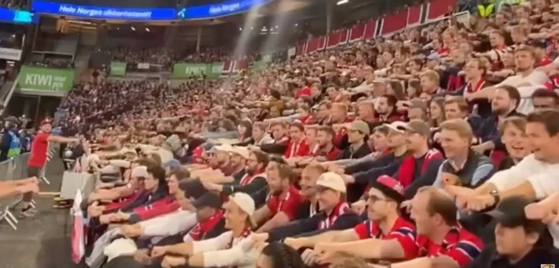 Oslo, 17 June 2026. Collective “rowing” during the football festivities at the match between Norway and Iraq at Ullevaal Stadion in Oslo. Illustration: Video still from social media Oslo, 17 June 2026. Collective “rowing” during the football festivities at the match between Norway and Iraq at Ullevaal Stadion in Oslo. Illustration: Video still from social media