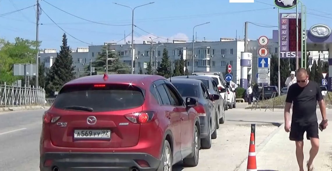 Kyiv's targeting of Russia's energy industry has sparked a major fuel crisis in Crimea, with long queues for petrol stations and limited supply. Video still. Kyiv's targeting of Russia's energy industry has sparked a major fuel crisis in Crimea, with long queues for petrol stations and limited supply. Video still.