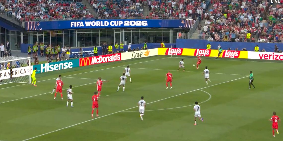 Norway attack down the right against Senegal, with Antonio Nusa’s width forcing the defence to shift across the penalty area. Screenshot Norway vs Irak at FIFA World Cup 2026 Norway attack down the right against Senegal, with Antonio Nusa’s width forcing the defence to shift across the penalty area. Screenshot Norway vs Irak at FIFA World Cup 2026