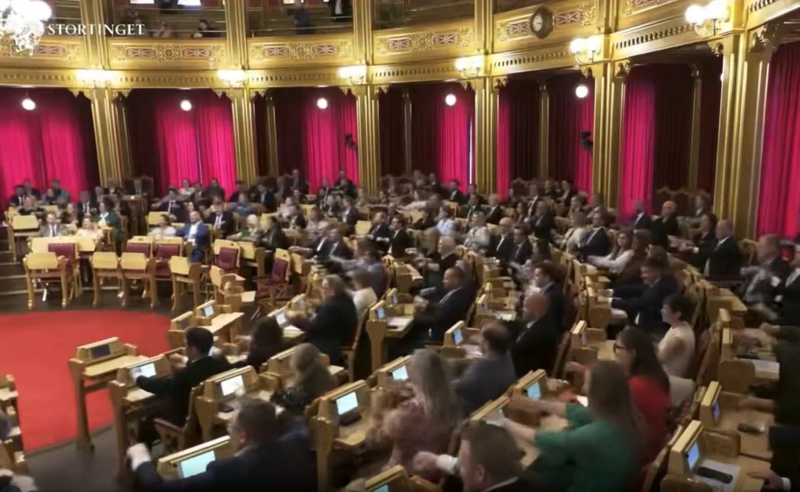 Even Norway’s parliament joined the row: members of the Storting copied the Viking-style supporter celebration after Norway’s World Cup win over Iraq. Screenshot: Stortinget Even Norway’s parliament joined the row: members of the Storting copied the Viking-style supporter celebration after Norway’s World Cup win over Iraq. Screenshot: Stortinget