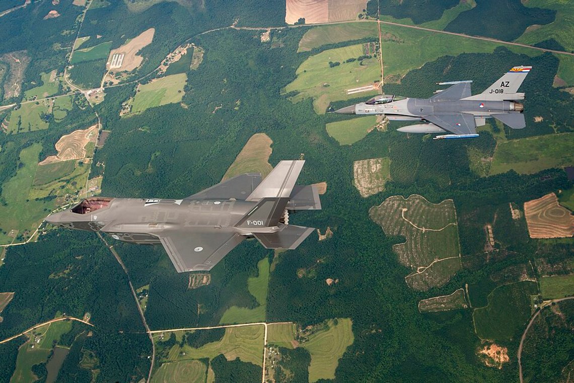The Dutch F-35 Lightning II in the air together with an F-16. Photo: US Air Force / Creative Commons Attribution-Share Alike 4.0 The Dutch F-35 Lightning II in the air together with an F-16. Photo: US Air Force / Creative Commons Attribution-Share Alike 4.0
