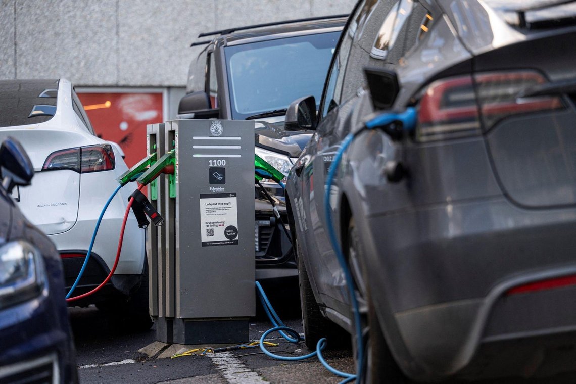Although friends and neighbours assure you that range anxiety is a thing of the past for electric car owners, there is much to suggest they are putting lipstick on the pig, as car owners have always done. A recently published survey bears this out. In that respect, electric car owners have much in common with Citroën owners in the 1970s, who insisted they were perfectly happy and owned the best car in the world. Photo: Wikimedia Commons (CC BY / CC BY-SA) Although friends and neighbours assure you that range anxiety is a thing of the past for electric car owners, there is much to suggest they are putting lipstick on the pig, as car owners have always done. A recently published survey bears this out. In that respect, electric car owners have much in common with Citroën owners in the 1970s, who insisted they were perfectly happy and owned the best car in the world. Photo: Wikimedia Commons (CC BY / CC BY-SA)