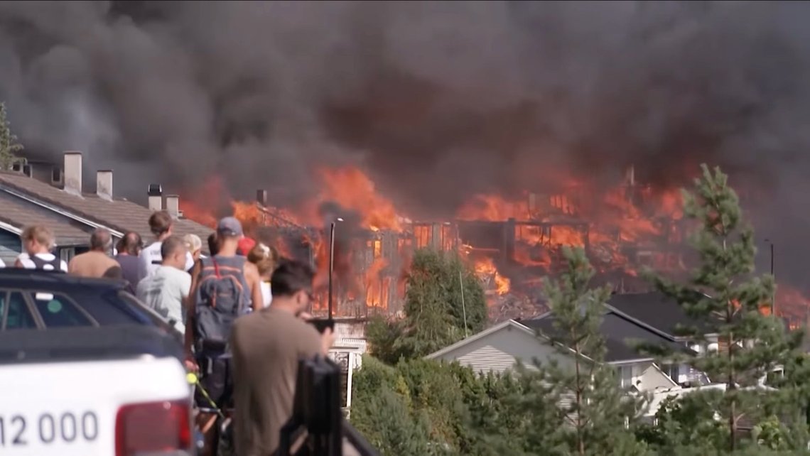 A new water supply line had to be laid to deliver water to the higher ground during the major fire, which spread from the terraced houses in Krokstadelva, Drammen Municipality, on Friday afternoon. Still from video. A new water supply line had to be laid to deliver water to the higher ground during the major fire, which spread from the terraced houses in Krokstadelva, Drammen Municipality, on Friday afternoon. Still from video.