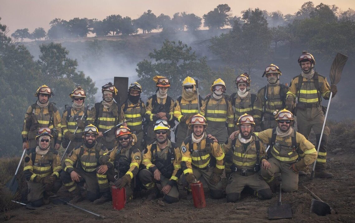 Members of a Spanish BRIF (Brigadas de Refuerzo en Incendios Forestales) wildfire brigade pose after battling a forest fire in Spain. Photo: Wikimedia Commons Members of a Spanish BRIF (Brigadas de Refuerzo en Incendios Forestales) wildfire brigade pose after battling a forest fire in Spain. Photo: Wikimedia Commons