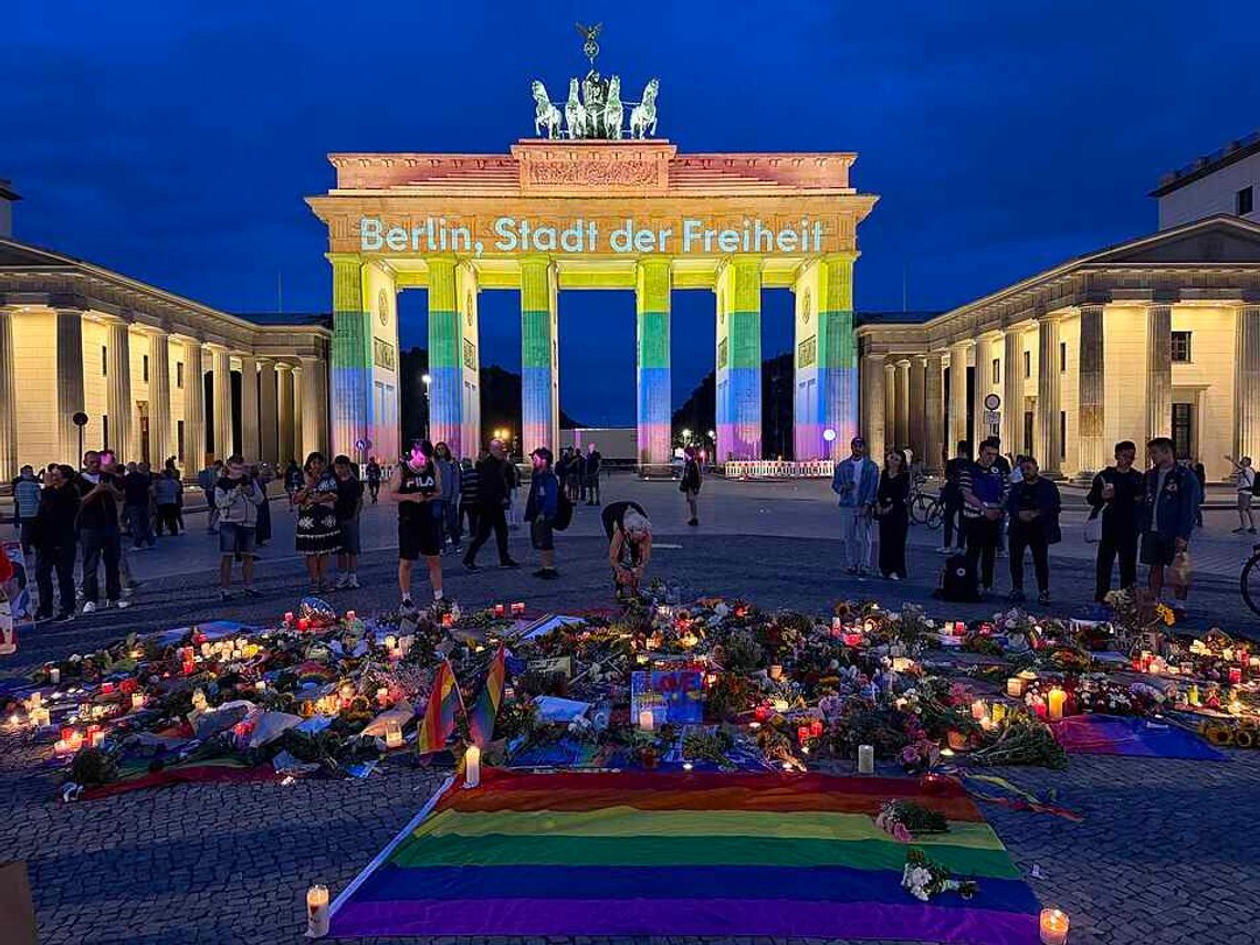 Brandenburg Gate after the terrorist attack on Berlin Pride, 25 July 2026. Photo: Orator / Wikimedia Commons (cc by-sa 4.0). Brandenburg Gate after the terrorist attack on Berlin Pride, 25 July 2026. Photo: Orator / Wikimedia Commons (cc by-sa 4.0).