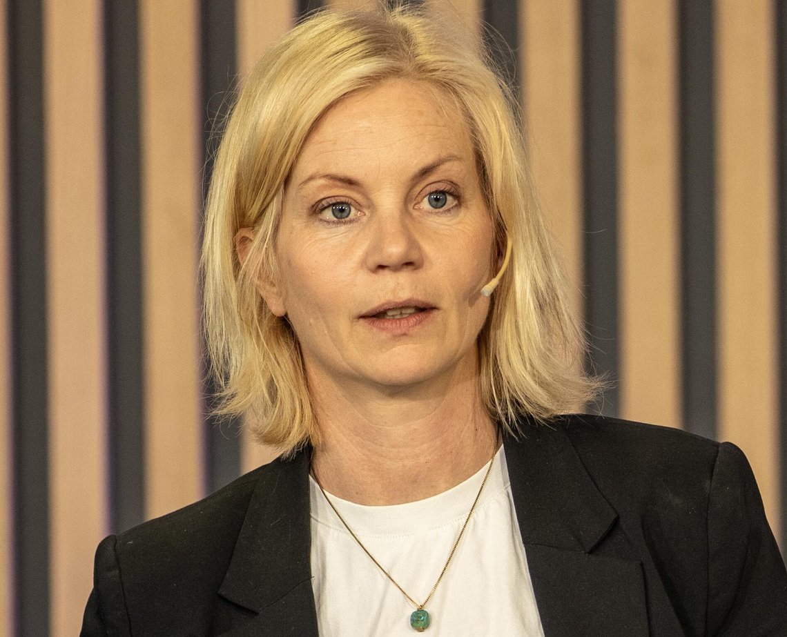 Minister of Research and Higher Education Sigrun Aasland. The public face while her husband financed an extraordinary rise up the social ladder with aid money. Here at the NTP conference in Oslo on 29 April 2024, when Aasland was managing director of the ZERO environmental foundation. Photo: Wikimedia Commons CC BY-SA 2.0. Minister of Research and Higher Education Sigrun Aasland. The public face while her husband financed an extraordinary rise up the social ladder with aid money. Here at the NTP conference in Oslo on 29 April 2024, when Aasland was managing director of the ZERO environmental foundation. Photo: Wikimedia Commons CC BY-SA 2.0.