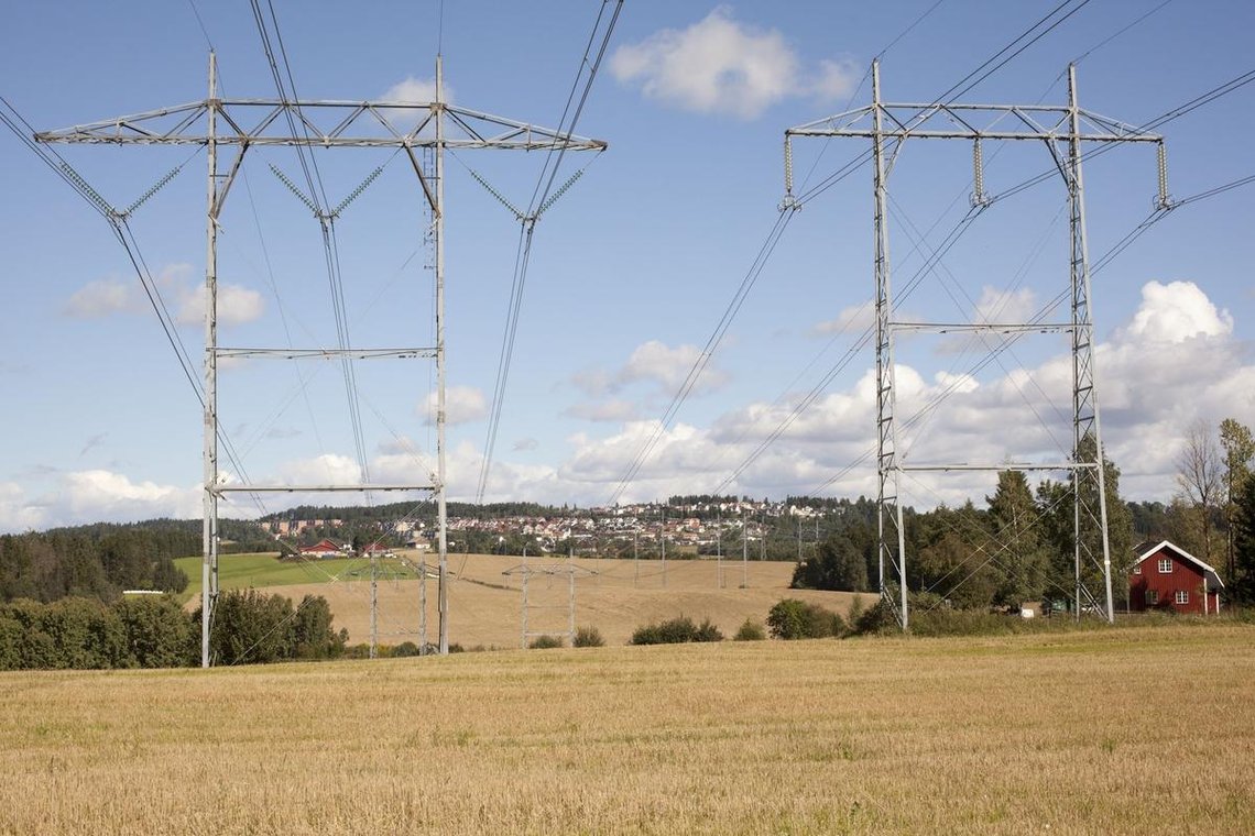 These pylons are still delivering electricity, but prices have risen sharply since May 2021 and remained at sky-high levels for more than five years. Photo: Øyvind Holmstad / Wikimedia Commons / CC0 These pylons are still delivering electricity, but prices have risen sharply since May 2021 and remained at sky-high levels for more than five years. Photo: Øyvind Holmstad / Wikimedia Commons / CC0