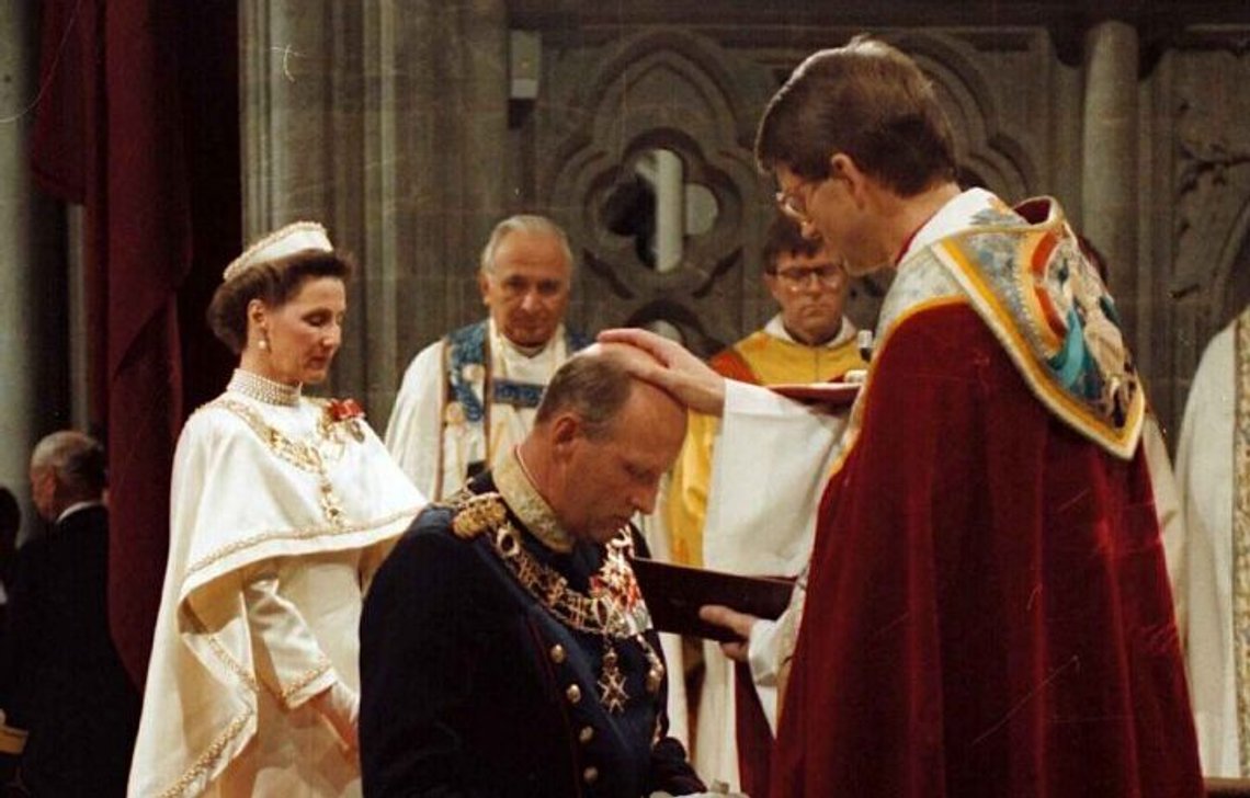 King Harald and Queen Sonja are consecrated by Bishop Finn Wagle at Nidaros Cathedral in Trondheim on 23 June 1991. King Harald and Queen Sonja are consecrated by Bishop Finn Wagle at Nidaros Cathedral in Trondheim on 23 June 1991.