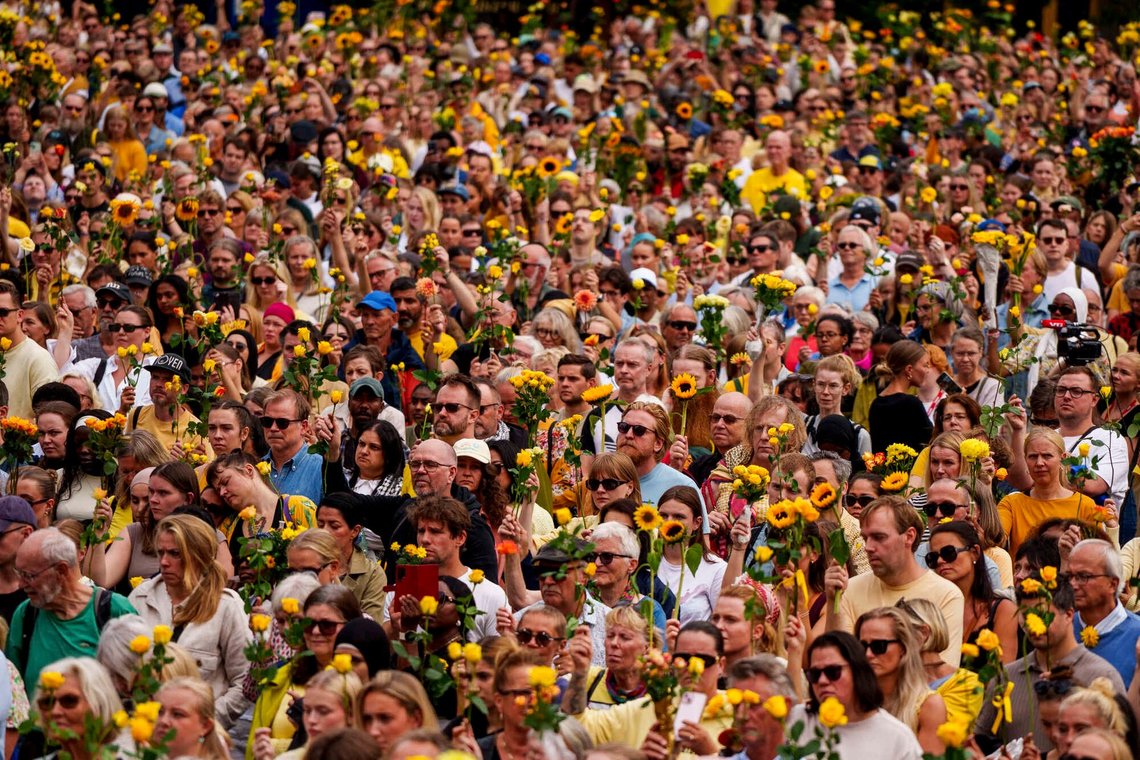 Oslo, 31 August 2025. Around 30,000 people gathered at Youngstorget square in central Oslo on Sunday for a rose march in memory of Tamima Nibras Juhar (34), who was murdered at Kampen in Oslo. Oslo, 31 August 2025. Around 30,000 people gathered at Youngstorget square in central Oslo on Sunday for a rose march in memory of Tamima Nibras Juhar (34), who was murdered at Kampen in Oslo.