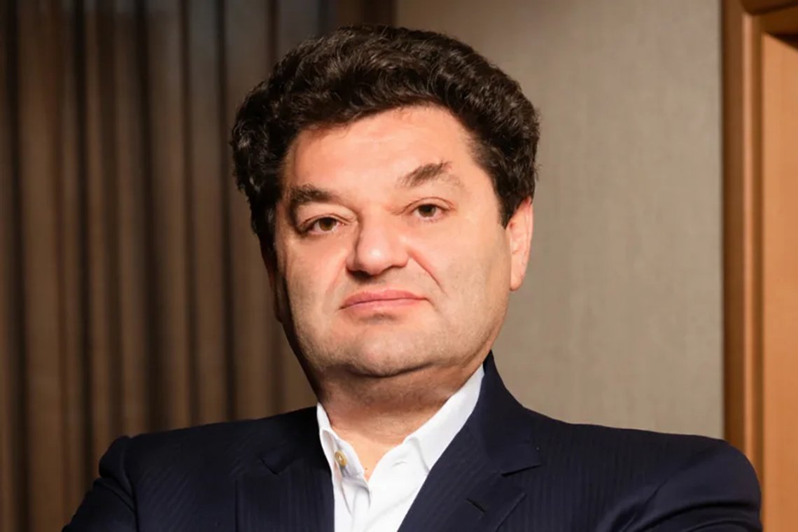 Oligarch Vadim Jermolajev was injured by a bomb, as were his wife and son. Photo: CNN Oligarch Vadim Jermolajev was injured by a bomb, as were his wife and son. Photo: CNN