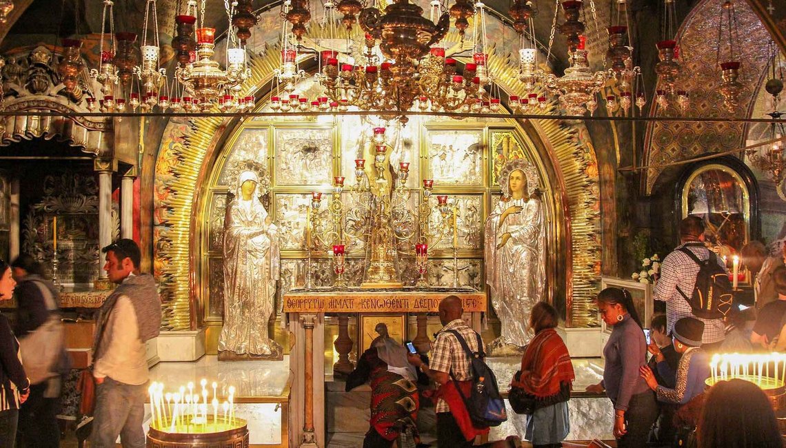 The Altar of the Crucifixion in the Church of the Holy Sepulchre. Photo: Fallaner / CC BY-SA 4.0 The Altar of the Crucifixion in the Church of the Holy Sepulchre. Photo: Fallaner / CC BY-SA 4.0