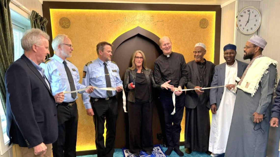 The cultural elite in the mountain community cut the ribbon when the new mosque in Tynset was opened. Folldal Mayor Kristin Langtjernet opened the mosque on behalf of the mayors of Fjellregionen. Also present at the opening were (from left) Bjørn Tore Grutle, head of Tynset kirkelige fellesråd, Stig Solbakken and Finn Hilmarsen from the police, Dean Simen Simensen, Abdi Rahmann from Elverum mosque, FIKS chairman Ibrahima Sesay and Abdi Omar from Hamar mosque. Photo: Said to be a private photo from Mahdi, whom we presume to be board member Mahdi Hassan. The cultural elite in the mountain community cut the ribbon when the new mosque in Tynset was opened. Folldal Mayor Kristin Langtjernet opened the mosque on behalf of the mayors of Fjellregionen. Also present at the opening were (from left) Bjørn Tore Grutle, head of Tynset kirkelige fellesråd, Stig Solbakken and Finn Hilmarsen from the police, Dean Simen Simensen, Abdi Rahmann from Elverum mosque, FIKS chairman Ibrahima Sesay and Abdi Omar from Hamar mosque. Photo: Said to be a private photo from Mahdi, whom we presume to be board member Mahdi Hassan.