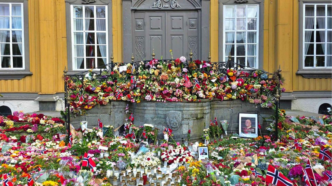 The period of mourning for King Harald has also been marked by a sea of flowers outside Stiftsgården in Trondheim. The palace has been an official royal residence since 1906 and has been at the centre of, among other things, four royal coronations and two signings. The King and Queen celebrated their 60th birthdays there, and Princess Märtha Louise celebrated her wedding there in 2002. Photo: Bente Haarstad. The period of mourning for King Harald has also been marked by a sea of flowers outside Stiftsgården in Trondheim. The palace has been an official royal residence since 1906 and has been at the centre of, among other things, four royal coronations and two signings. The King and Queen celebrated their 60th birthdays there, and Princess Märtha Louise celebrated her wedding there in 2002. Photo: Bente Haarstad.