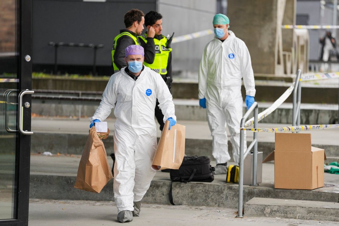 A person was stabbed outside Kuben Upper Secondary School on Tuesday afternoon. Crime scene investigators are at the scene. A person was stabbed outside Kuben Upper Secondary School on Tuesday afternoon. Crime scene investigators are at the scene.