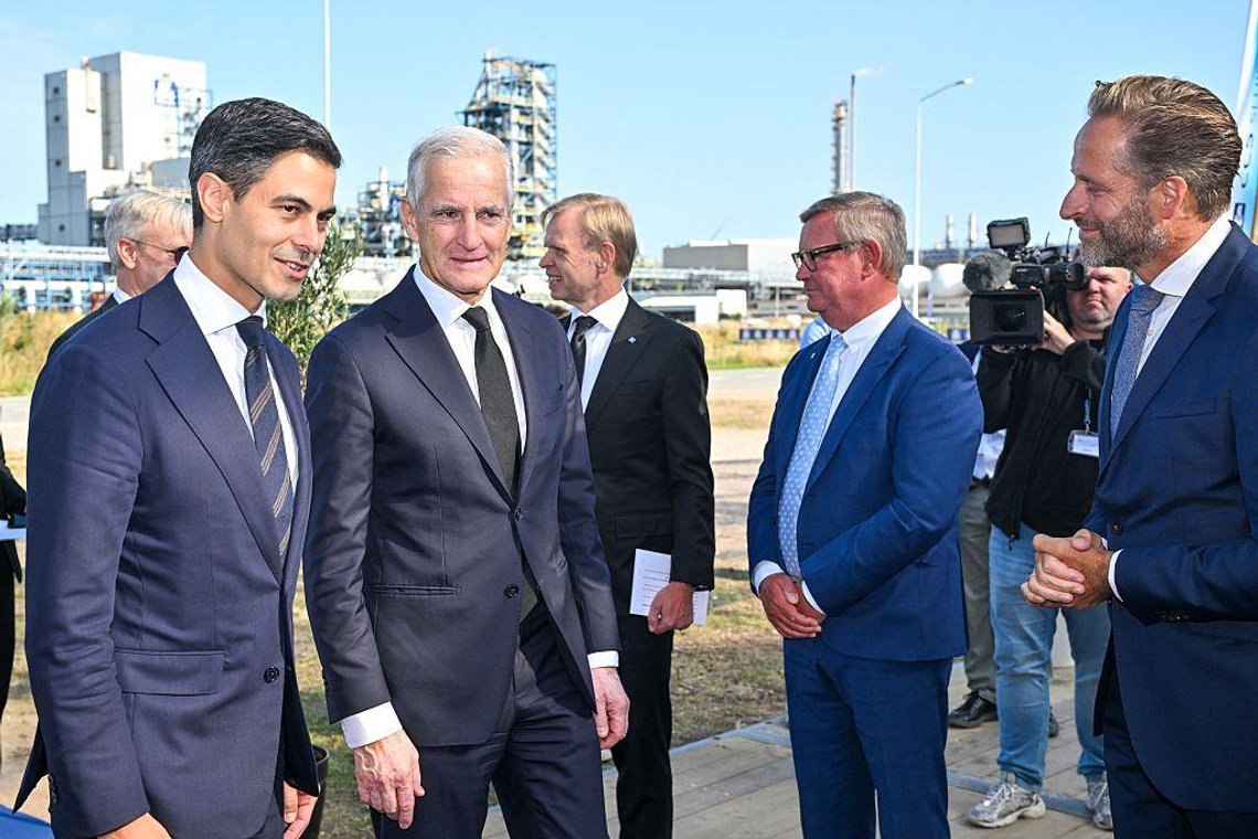 Norwegian Prime Minister Jonas Gahr Støre and Yara CEO Svein Tore Holsether during a visit to Yara Sluiskil in the Netherlands, 7 September 2026. Photo: European Union / Guillaume Cortade, CC BY 4.0. Norwegian Prime Minister Jonas Gahr Støre and Yara CEO Svein Tore Holsether during a visit to Yara Sluiskil in the Netherlands, 7 September 2026. Photo: European Union / Guillaume Cortade, CC BY 4.0.