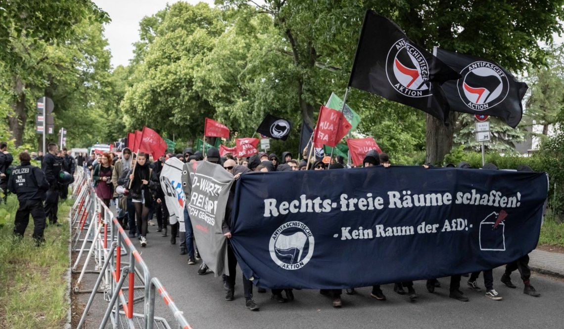A crowd at the #1Europa für alle demonstration, with an Antifa block and a large front banner. Photo: Leonhard Lenz / Wikimedia Commons (CC0 1.0). A crowd at the #1Europa für alle demonstration, with an Antifa block and a large front banner. Photo: Leonhard Lenz / Wikimedia Commons (CC0 1.0).