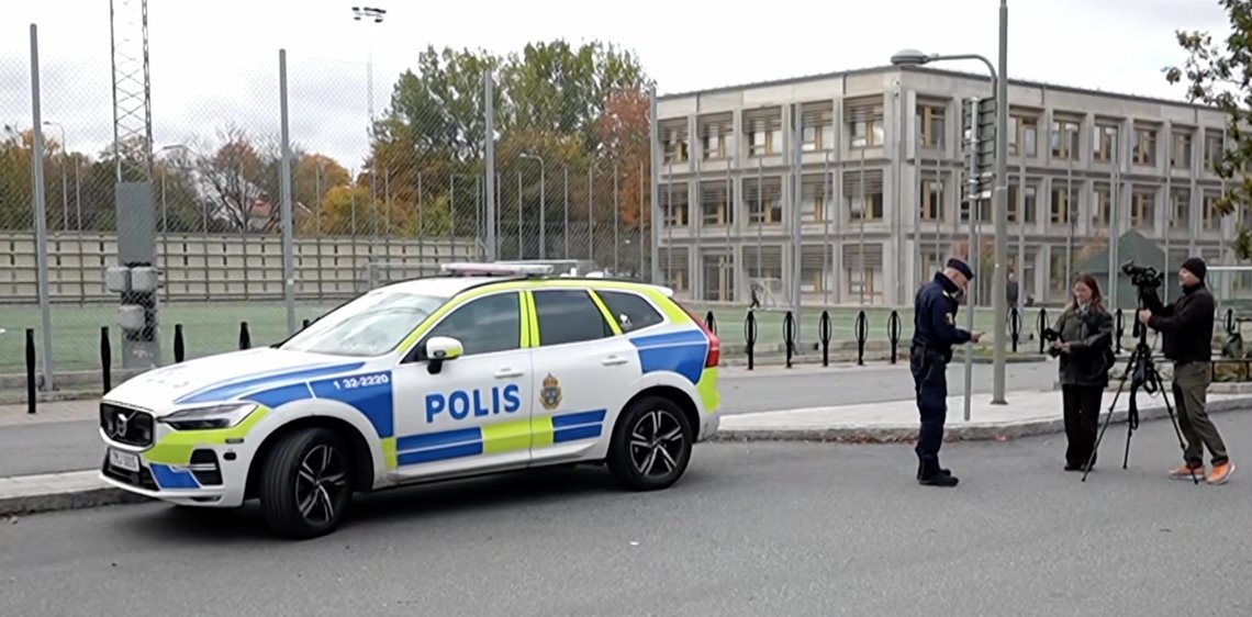 Police at the scene of a shooting at a sports hall in Solberga, Älvsjö, southern Stockholm, on 16 October 2026. A woman in her mid-twenties was seriously injured and taken to hospital. Video still. Police at the scene of a shooting at a sports hall in Solberga, Älvsjö, southern Stockholm, on 16 October 2026. A woman in her mid-twenties was seriously injured and taken to hospital. Video still.