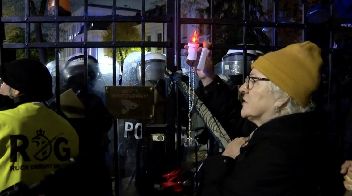 Protesters confront riot police guarding Poland’s Constitutional Tribunal in Warsaw on 30 October 2026, following the suspension of court president Bogdan Święczkowski. Supporters of the opposition Law and Justice party (PiS) denounced his removal, while President Karol Nawrocki abandoned a trip to Africa mid-flight amid the escalating political showdown. Video still. Protesters confront riot police guarding Poland’s Constitutional Tribunal in Warsaw on 30 October 2026, following the suspension of court president Bogdan Święczkowski. Supporters of the opposition Law and Justice party (PiS) denounced his removal, while President Karol Nawrocki abandoned a trip to Africa mid-flight amid the escalating political showdown. Video still.
