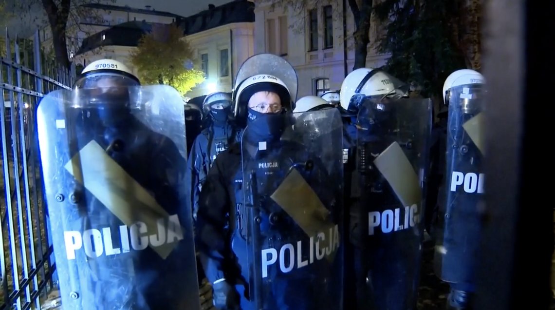 Demonstrators face riot police outside Poland’s Constitutional Tribunal in Warsaw on 31 October 2026, protesting the suspension of court president Bogdan Święczkowski. The escalating political showdown prompted President Karol Nawrocki to abandon a trip to Africa mid-flight, as supporters of the opposition Law and Justice party (PiS) rallied against the government. Video still. Demonstrators face riot police outside Poland’s Constitutional Tribunal in Warsaw on 31 October 2026, protesting the suspension of court president Bogdan Święczkowski. The escalating political showdown prompted President Karol Nawrocki to abandon a trip to Africa mid-flight, as supporters of the opposition Law and Justice party (PiS) rallied against the government. Video still.
