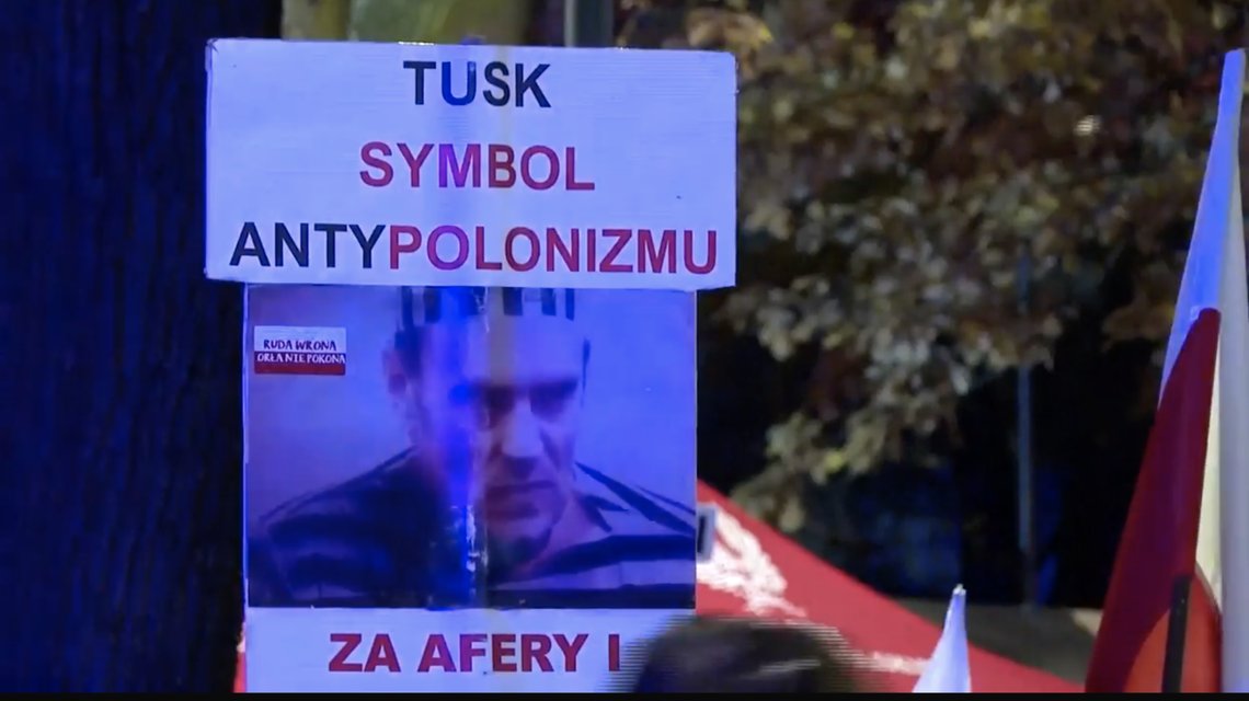 Protesters confront riot police outside Poland’s Constitutional Tribunal in Warsaw on 30 October 2026, after authorities blocked access to the building. Supporters of the opposition Law and Justice party (PiS) protested the suspension of court president Bogdan Święczkowski, prompting President Karol Nawrocki to cut short a trip to Africa. Video still. Protesters confront riot police outside Poland’s Constitutional Tribunal in Warsaw on 30 October 2026, after authorities blocked access to the building. Supporters of the opposition Law and Justice party (PiS) protested the suspension of court president Bogdan Święczkowski, prompting President Karol Nawrocki to cut short a trip to Africa. Video still.
