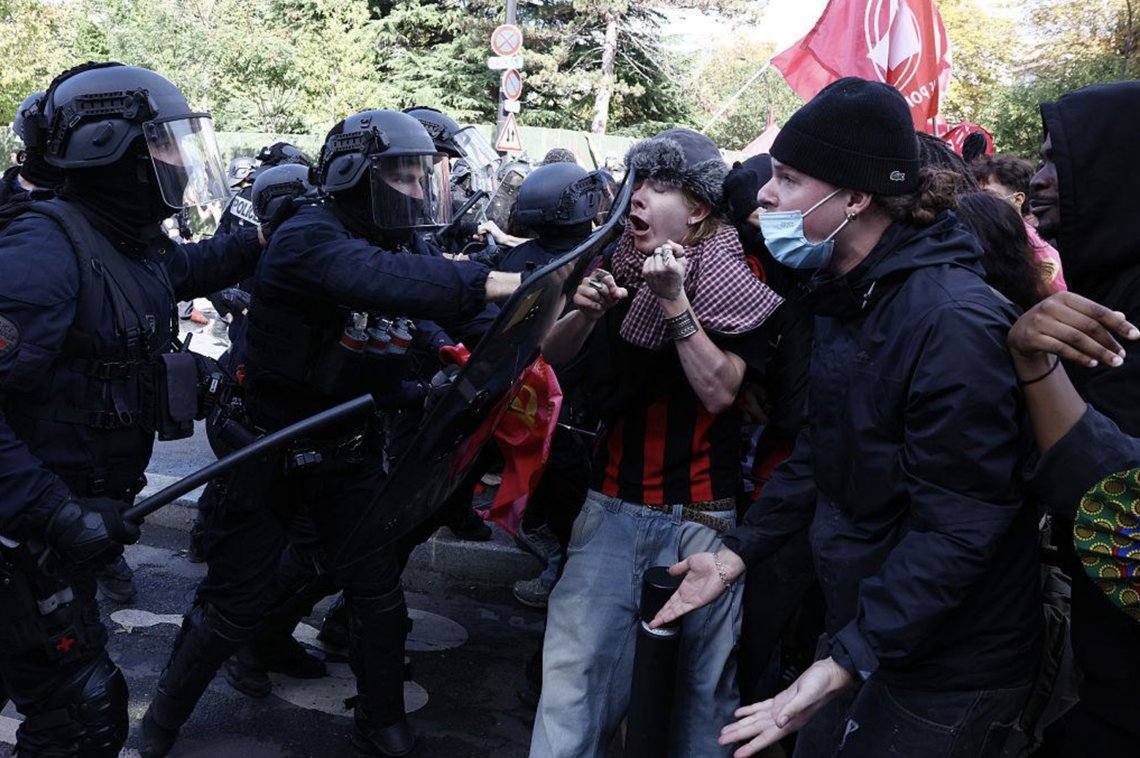 French riot police, Paris — 6 October 2026. Photo: Jules, Wikimedia Commons / CC BY-SA 4.0. French riot police, Paris — 6 October 2026. Photo: Jules, Wikimedia Commons / CC BY-SA 4.0.